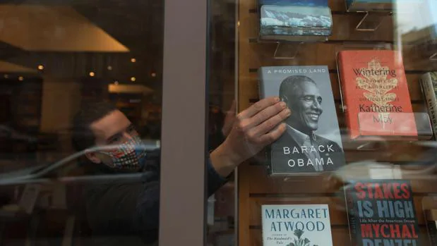 Niko Tsocanos coloca las memorias de Obama en el escaparate de la librería Greenlight, en Brooklyn (Nueva York)