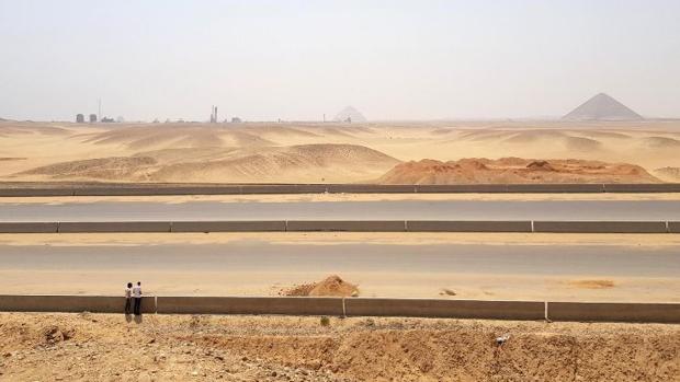 Egipto está construyendo dos autopistas a través de la meseta de las pirámides