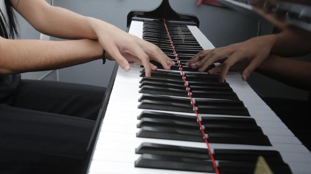 Canción triste de la pandemia: instrumentos empeñados, artistas en las colas del hambre… - Vimarsana News