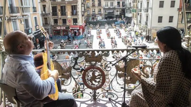 Dolores Agujetas con Domingo Rubichi cantando desde el balcón de la Casa Consistorial