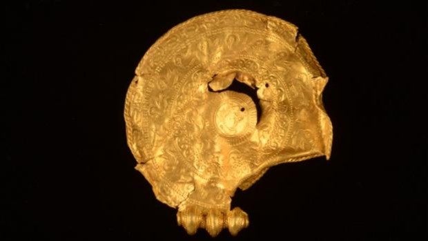 Una de las piezas de oro del tesoro hallado en Dinamarca