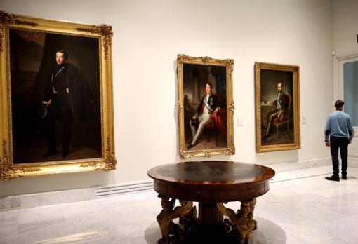 En primer plano, mesa del Consejo de Ministros de Fernando VII. Detrás, de izquierda a derecha, retrato del duque de Osuna pintado por Federico de Madrazo; retrato de Ramón de Santillán, obra de José Gutiérrez de la Vega, y retrato de Pedro Salaverría pintado por Federico de Madrazo