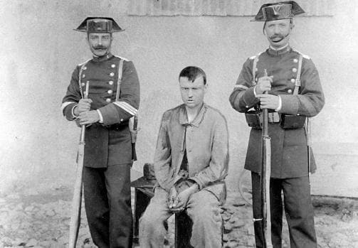 Año 1906. Retrato de un asesinado junto a dos guardias civiles.