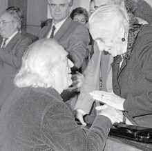 El poeta, felicitado por Dolores Ibarruri, ‘Pasionaria’, tras recibir la medalla de oro de la Universidad Complutense