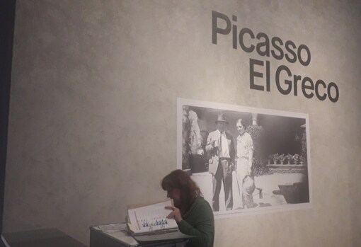 The exhibition begins with a photograph of Picasso and his first wife, the Russian ballerina Olga Khokhlova, visiting El Greco's house in Toledo in August 1934- ABC