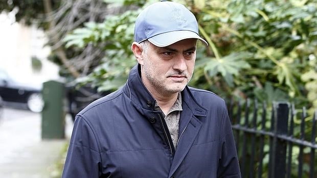 Mourinho camina por Londres tras dejar el Chelsea