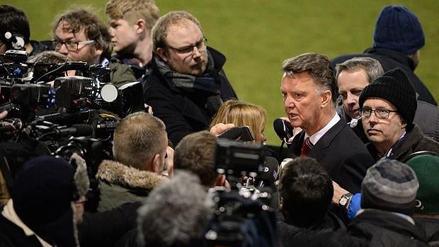 Simeone, rodeado de periodistas
