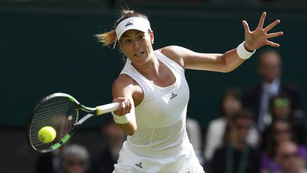 Garbiñe Muguruza golpea una bola ante Giorgi