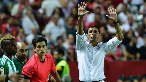 El entrenador del Real Betis Balompié, Gustavo Poyet, durante el partido contra el Sevilla