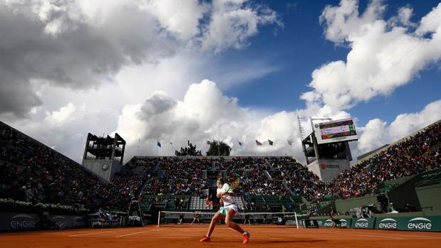 Jelena Ostapenko, durante su partido ayer en la Suzanne Lenglen
