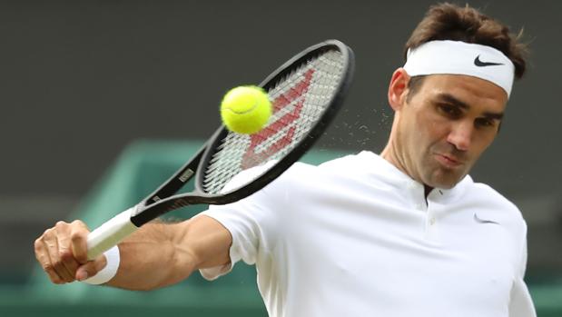 Federer golpea de revés ante Raonic