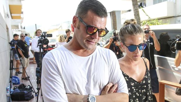 Fonsi Nieto junto a su mujer a la llegada al velatorio de su tío Ángel Nieto