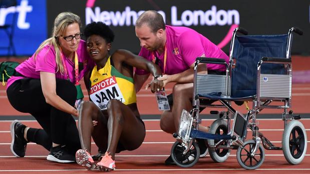 Ashley Mclaughlin-Whilby es asistida tras caer lesionada en el 4x400