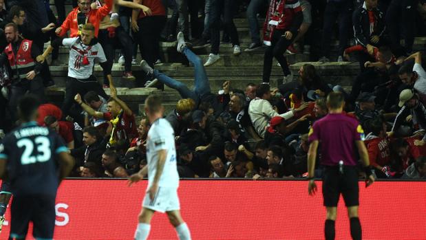 Momento en el que ha cedido la valla en el Amiens-Lille