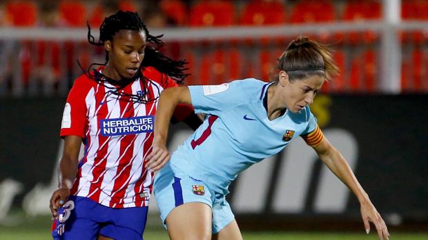 Ludmila y Vicky se disputan un balón