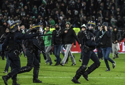 Policías antidisturbios, tras la invasión de campo en el Geoffroy-Guichard
