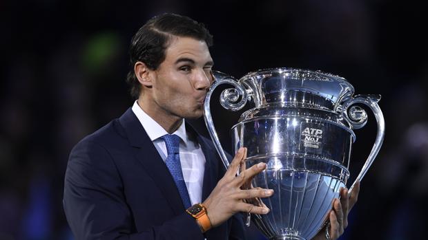 Nadal, con el trofeo que le acredita como número uno de 2017