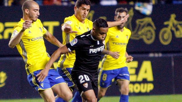 Muriel se lleva el balón entre la defensa del Cádiz