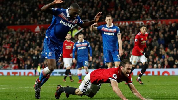 Juan Mata cae al suelo durante una acción en el encuentro contra el Stoke City