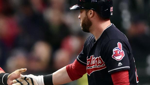 Un jugador de los Indians, con su logo en el hombro