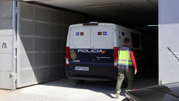Llegada de un furgón policial al Juzgado de Zafra que investiga los amaños en el fútbol