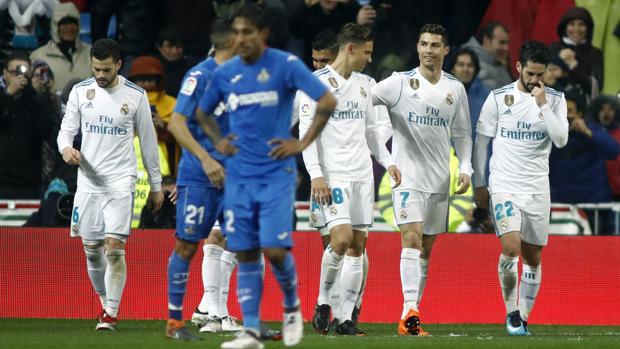 Los jugadores del Real Madrid celebran el primer gol de Cristiano Ronaldo