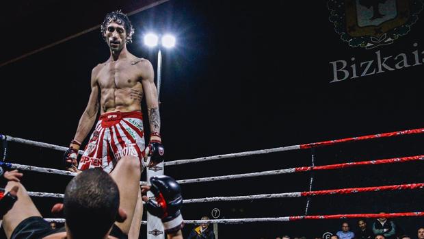 Aratz Garmendia mira fijamente a su rival durante un combate de MMA