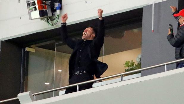 Simeone siguió el Atlético-Arsenal desde un palco del Wanda Metropolitano