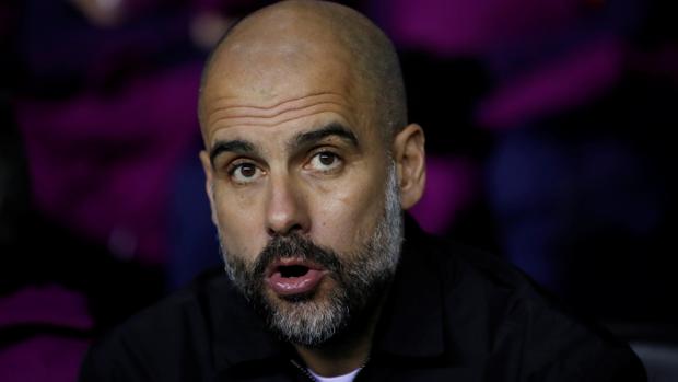Pep Guardiola en el banquillo del Manchester City