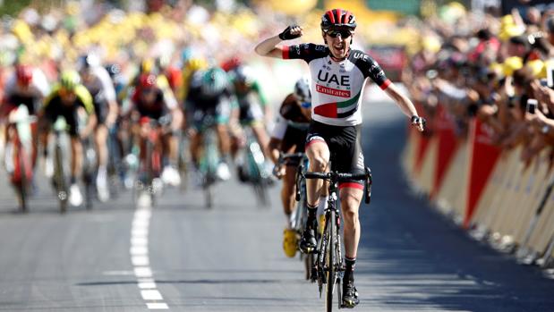 Dan Martin celebra la victoria sobre la línea de meta