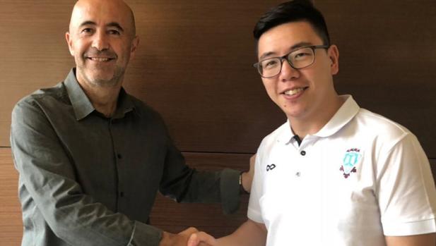 Leonel Pontes, entrenador del Jumilla, saluda al dueño del club, el chino Lian Xiang
