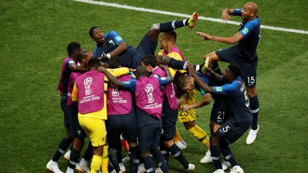 Los jugadores franceses celebran el cuarto gol en la final del Mundial ante Croacia