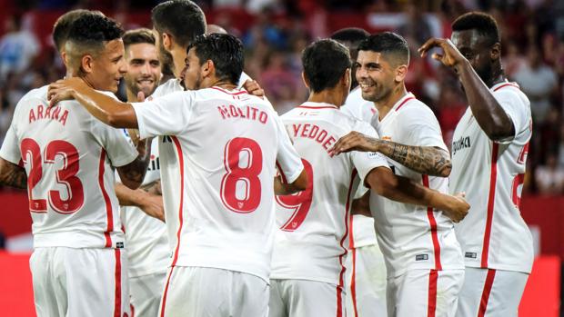 Los jugadores del Sevilla celebran el gol de Éver Banega