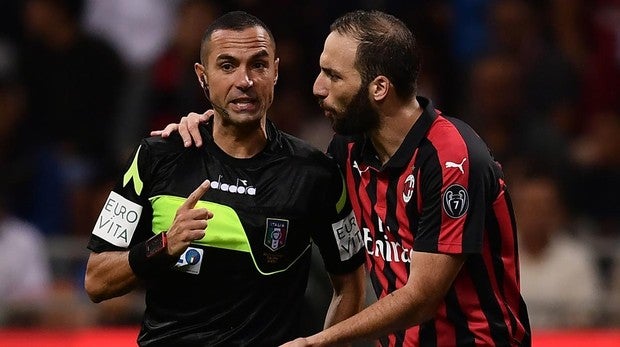 Higuaín discute con el árbitro durante el choque contra la Roma
