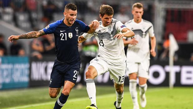 Thomas Müller pelea un balón con Lucas Hernández