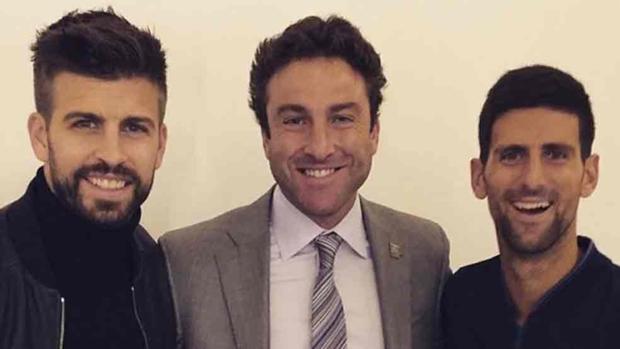 Piqué, junto al extenista Justin Gimelstob y Novak Djokovic