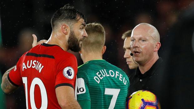 El jugador del Southampton Austin critica la anulación de su gol