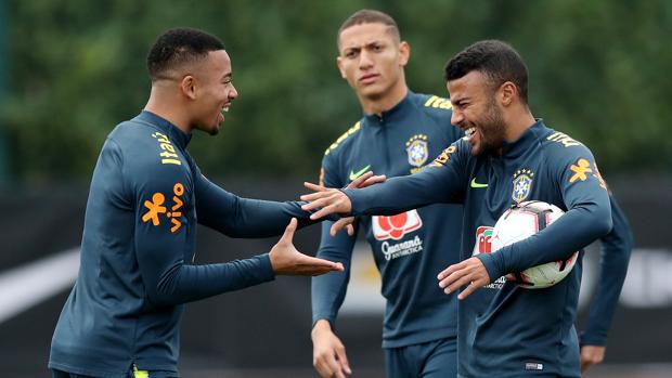 Rafinha se divierte en la concentración de Brasil