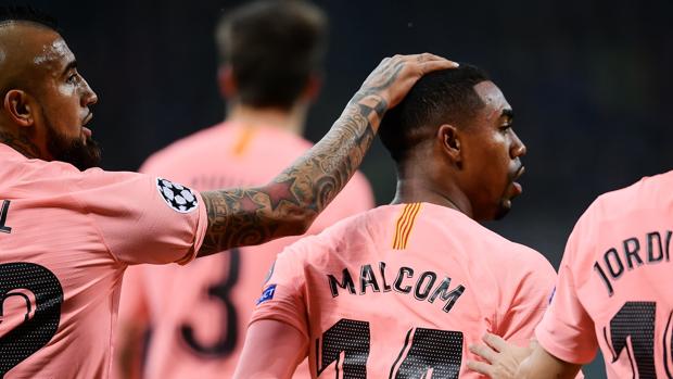 Malcom recibe las felicitaciones tras anotar el gol ante el Inter de Milán