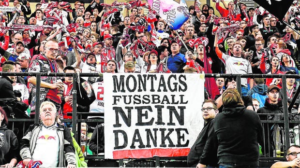 Pancarta en el campo del Leipzig: «Fútbol los lunes, no gracias»