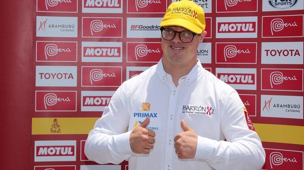 Lucas Barron, participante del próximo Rally Dakar 2019, posa durante una ceremonia realizada el pasado 4 de diciembre en Lima