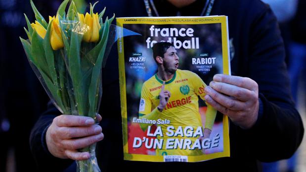Un aficionado del Nantes, con una revista con la imagen de Emiliano Sala