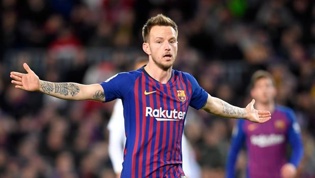 Rakitic durante una jugada del partido ante el Real Madrid