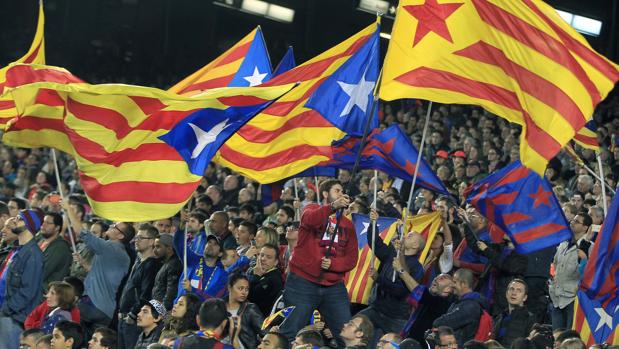 Imagen de la grada del Camp Nou, con banderas independentistas