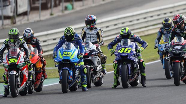Varios pilotos de MotoGP ensayan las salidas, en el GP de España 2018