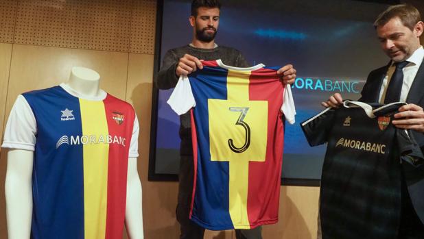 Piqué, posando con la camiseta del FC Andorra
