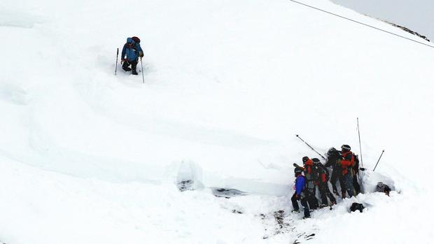 Labores de rescate tras la avalancha en los Alpes que costó tres vidas en 2016
