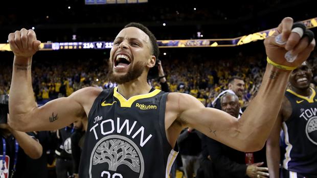 Stephen Curry sumó 37 puntos