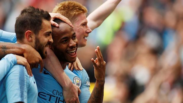 Los jugadores del City celebran uno de sus goles
