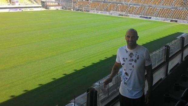 Raúl Bravo en el campo del Aris, equipo griego en el que jugó